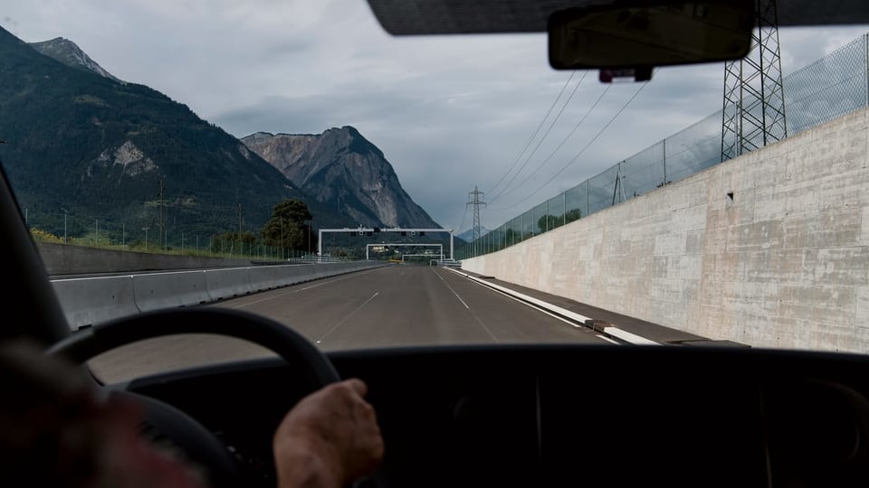 Auto sin via.