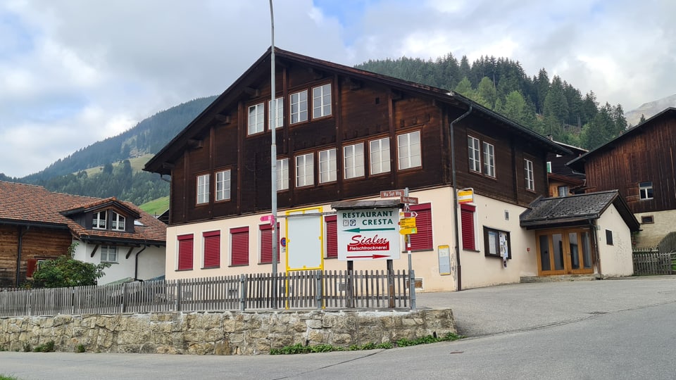 Die ehemalige Schule in Segnas bei Disentis, soll zu Wohnraum werden. Dafür soll eine Baugenossenschaft gegründet werden