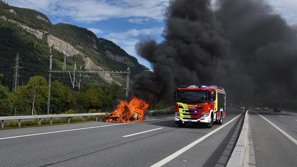 Auto brennt auf der A13 bei Trimmis aus.