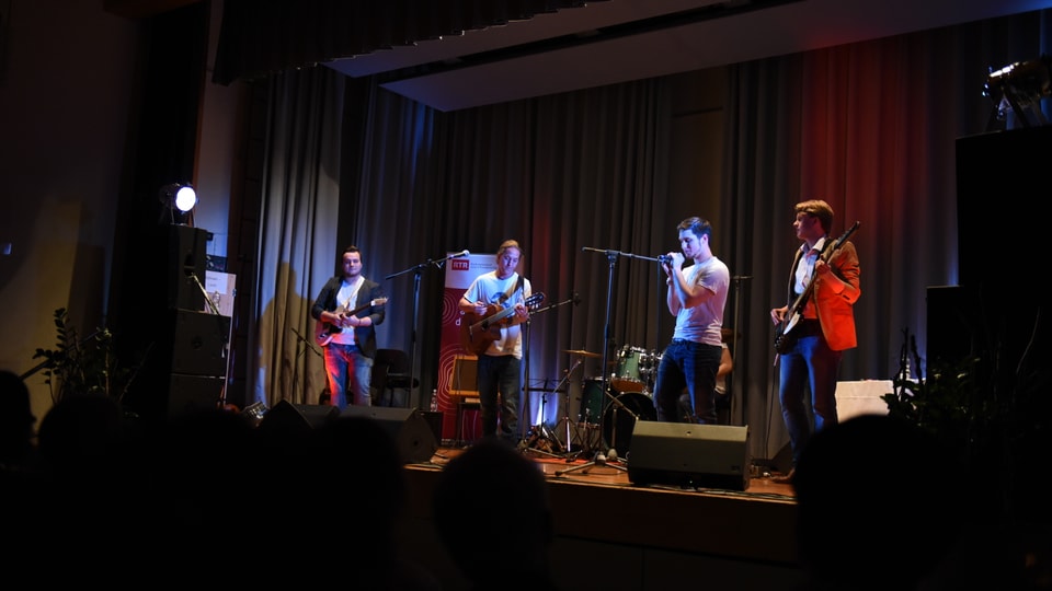 Giganto-Mattiu & band al «Da cumpagnia» a Cuira. quatter musicists sin il palc.