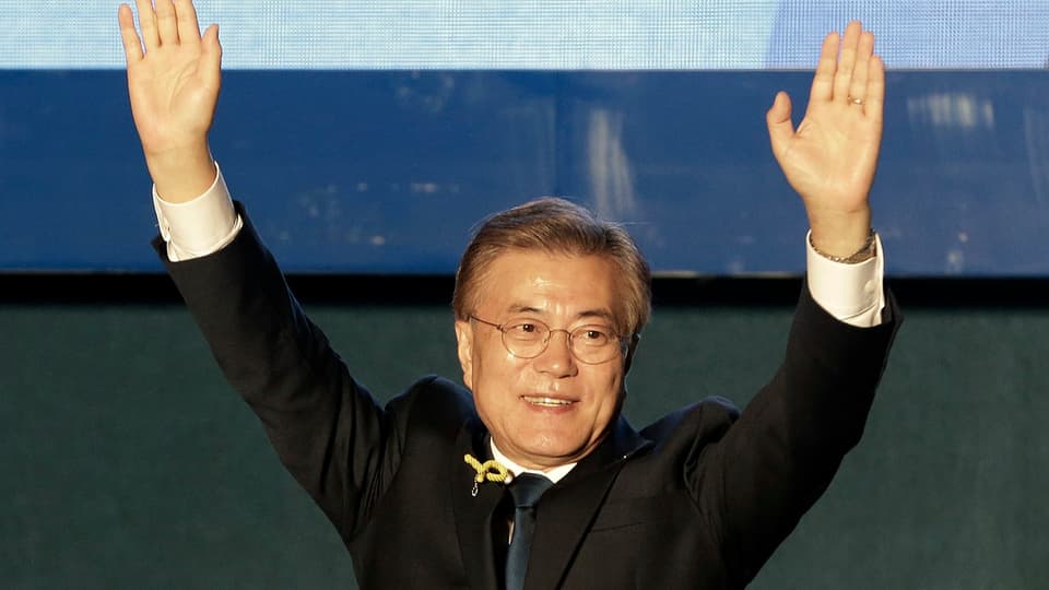 Il nov president da la Corea dal Sid Moon metta ad aut ses mauns per salidar ils votants.