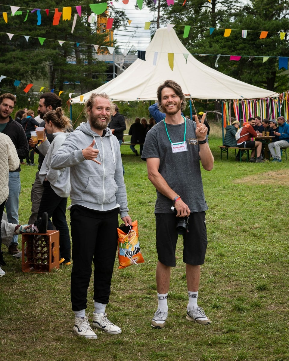 Sämi und Albin geniessen die gute SUmmung am Openair