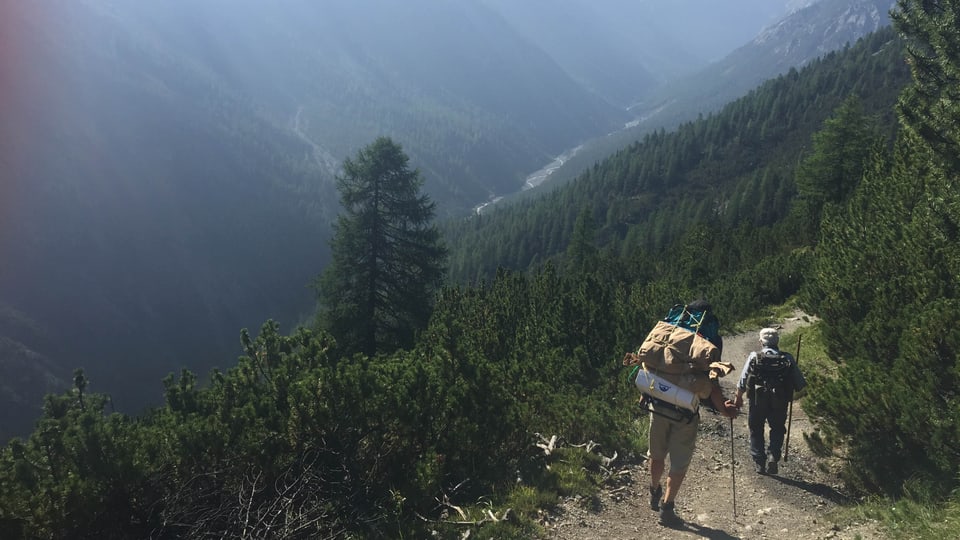 Jürg Martig porta mangiativas en la Chamanna Cluozza.