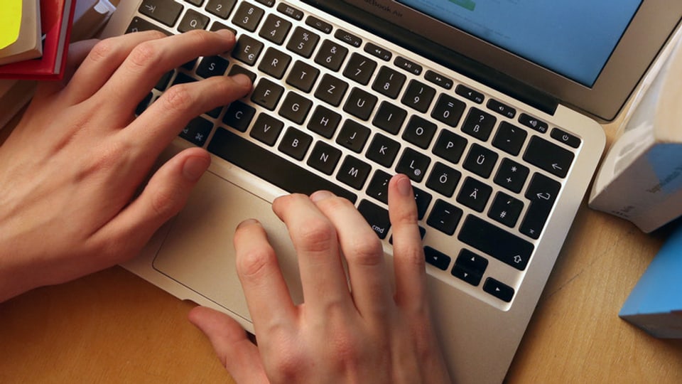 Dus mauns vi da ina tastatura d'in laptop.