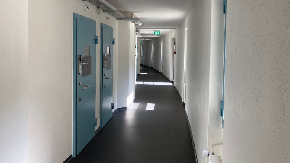 Die Jugendherberge hat die alten Gefängnistüren behalten.