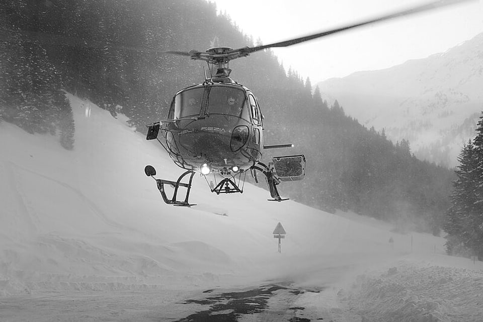Auch mit dem Helikopter arbeiten die Spezialisten auf dem Lukmanierpass, hauptsächlich um Lawinen zu sprengen. 