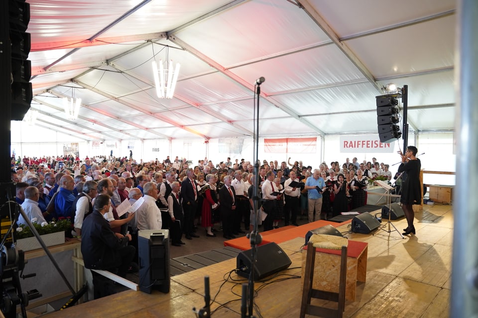 Alle Chöre, die am GEsangsfest teilgenommen haben singen gemeinsam im Festzelt.