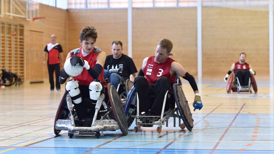 4 giugadurs da rugby en sutga da rodas da sport en ina halla