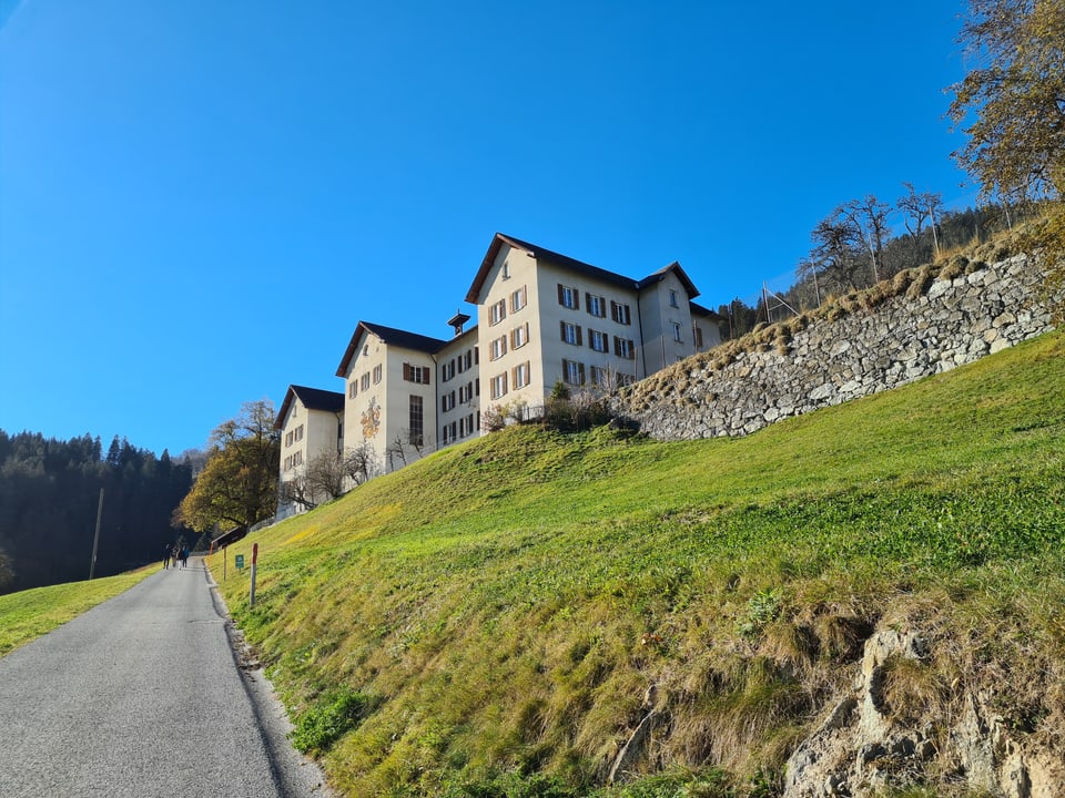 Il chastè Löwenberg sur Schluein. 