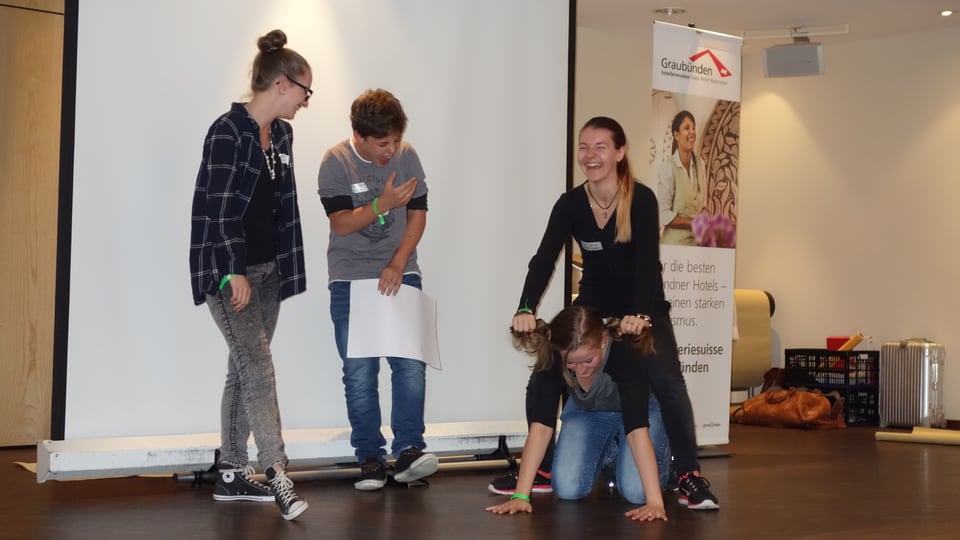 Cun preschentaziuns teatralas han las emprendistas ed ils emprendists preschentà lur ideas.