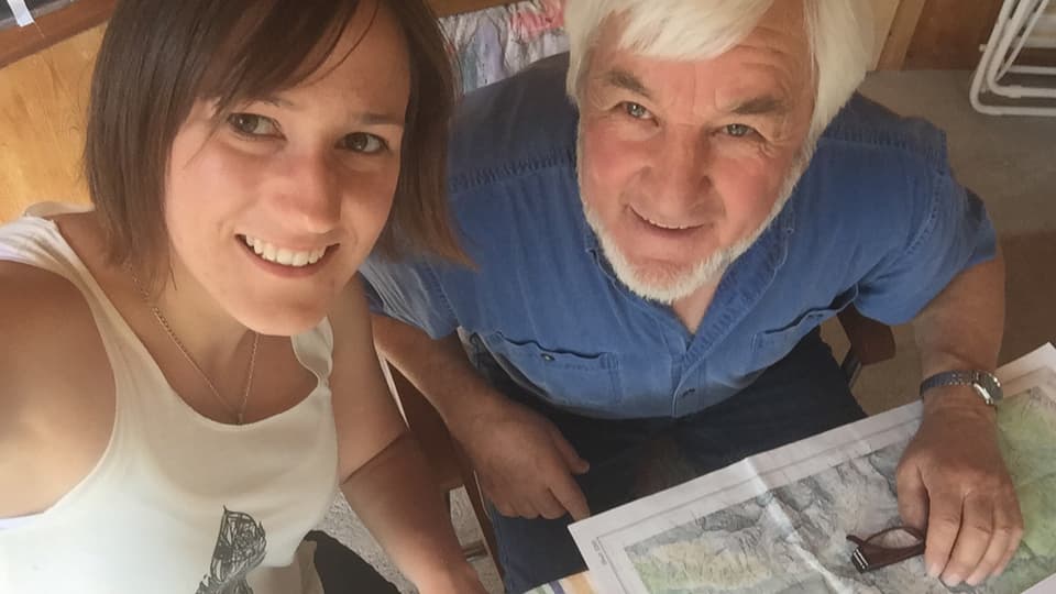 Fabia Caduff e Dario Clavuot studegian cartas geograficas