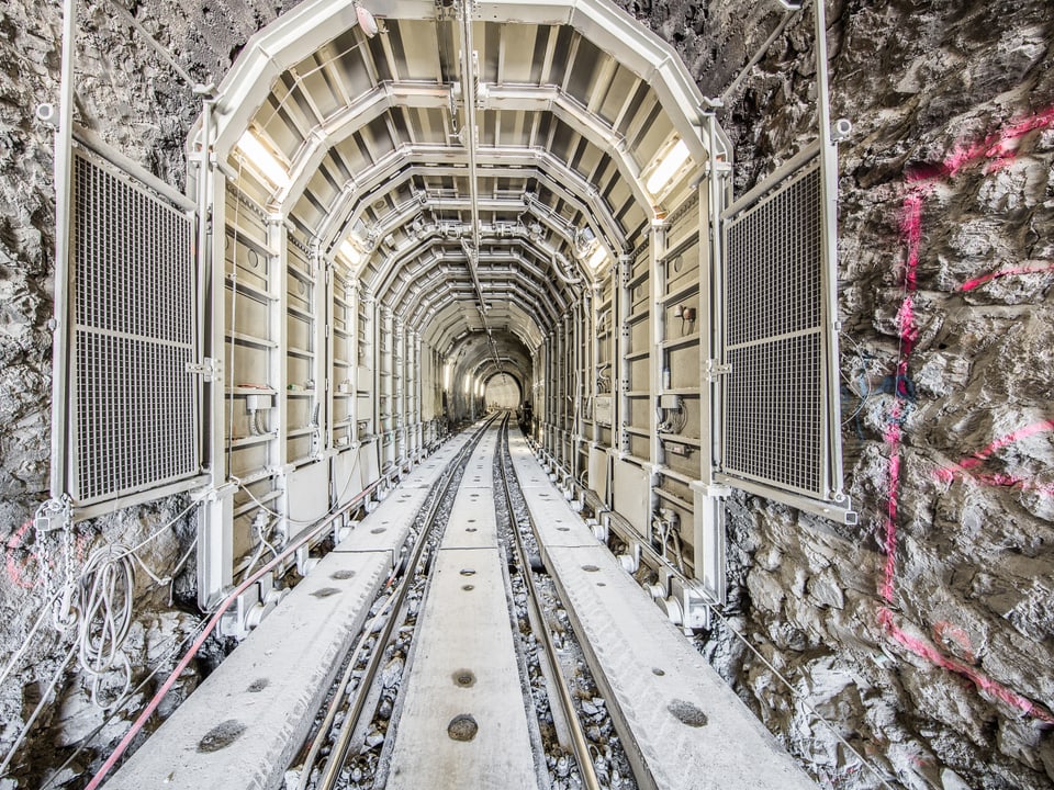 Il tunnel da segirtad durant la construcziun.