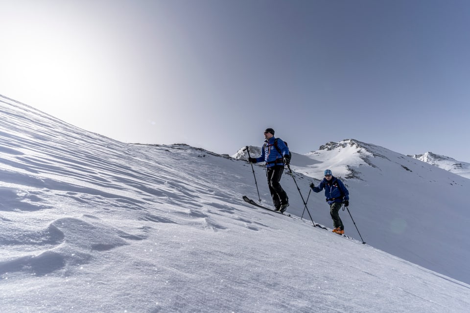 Zwei Männer auf einer Schneetour