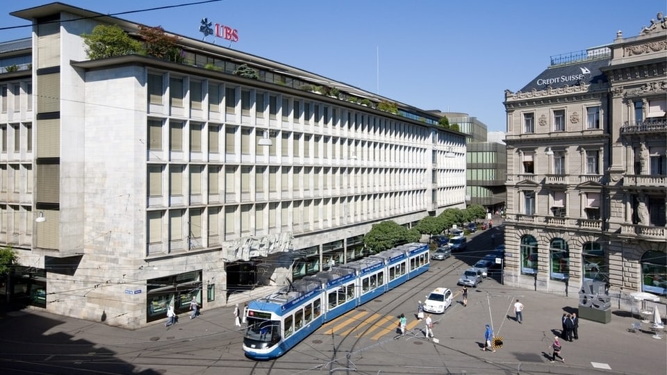 sanester in grond bajetg da banca, l'UBS, dretg il bajetg da la banca CS, entamez in tram blau da Turitg