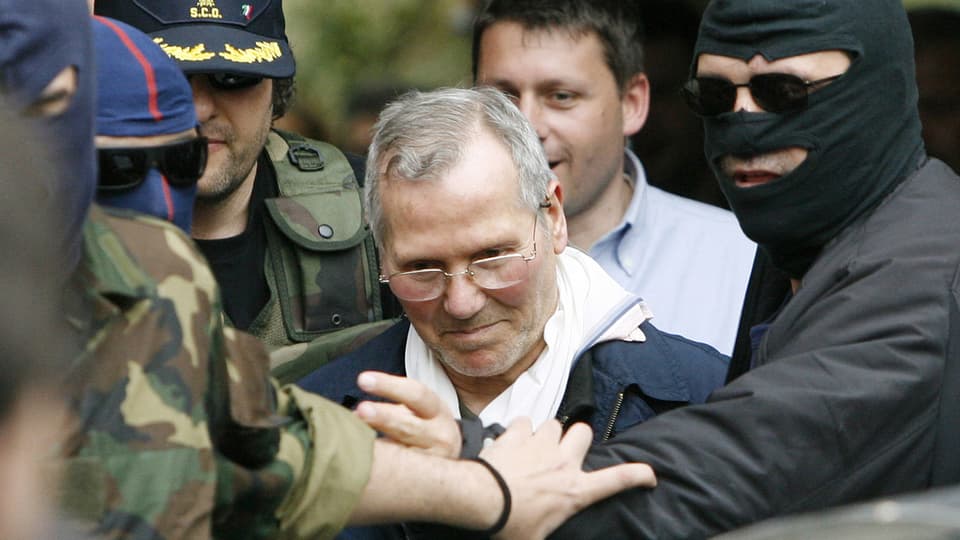 Bernardo Provenzano en ils mauns da la polizia.