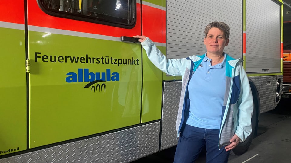 Patrizia Zanini, la presidenta dals pumpiers Alvra ha plaschair vi dal camiun ch'ha custà nagut.