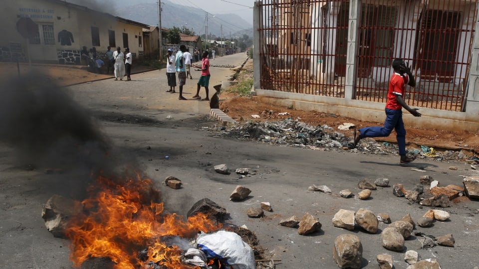 (maletg simbolic) Perditgas din che l’auto da Nshimirimana saja vegnì attatgà cun granatas da murter.