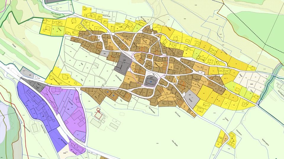 Survista da la fracziun da Ramosch - mellen parcellas da fabrica - brin il center dal vitg e violet la zona da mastergnanza