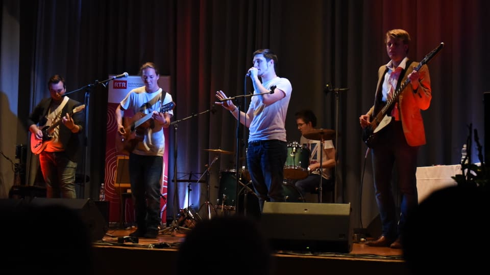 Giganto-Mattiu & band al «Da cumpagnia» a Cuira. Il rapper Giganto sin il palc.