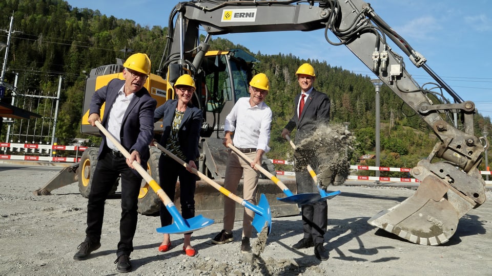 Erster Spatenstich am Bahnhof Ilanz.