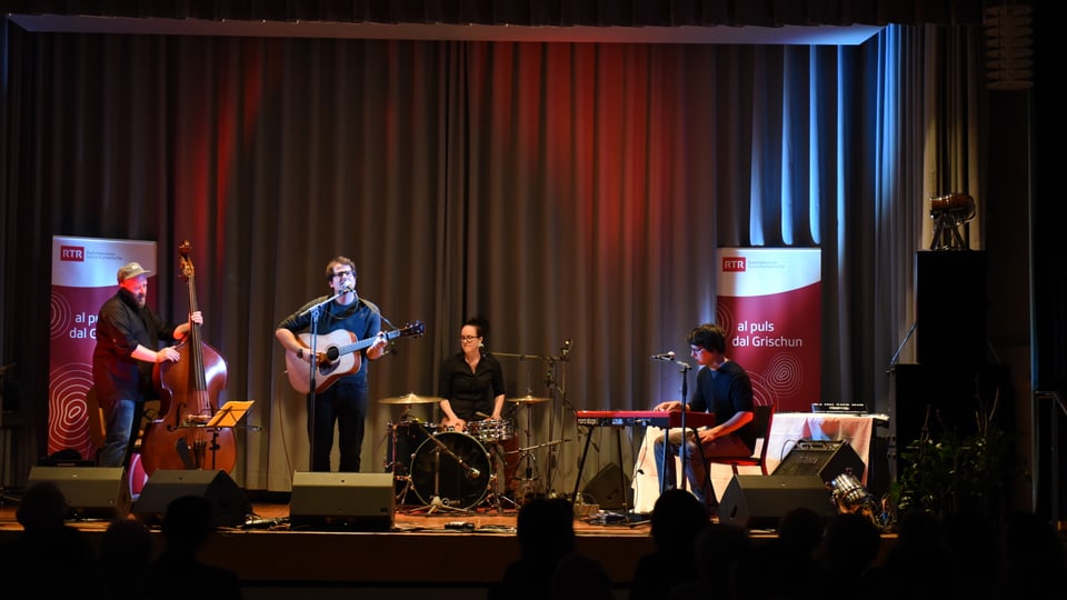 Curdin Nicolay e sia band Il chantautur Curdin Nicolay e sia band.