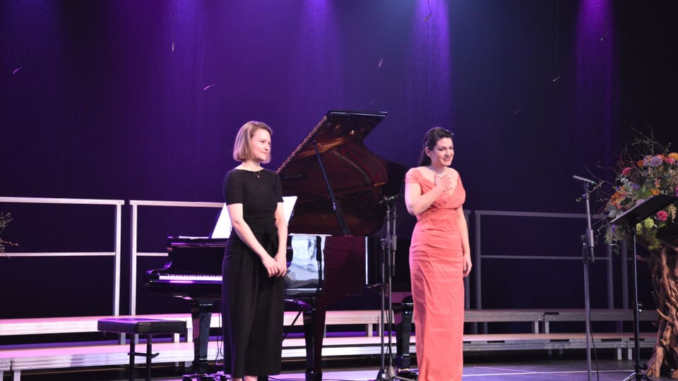 La sopranista Sara-Bigna Janett ensemen cun la pianista Alena Sojer sin tribuna. 