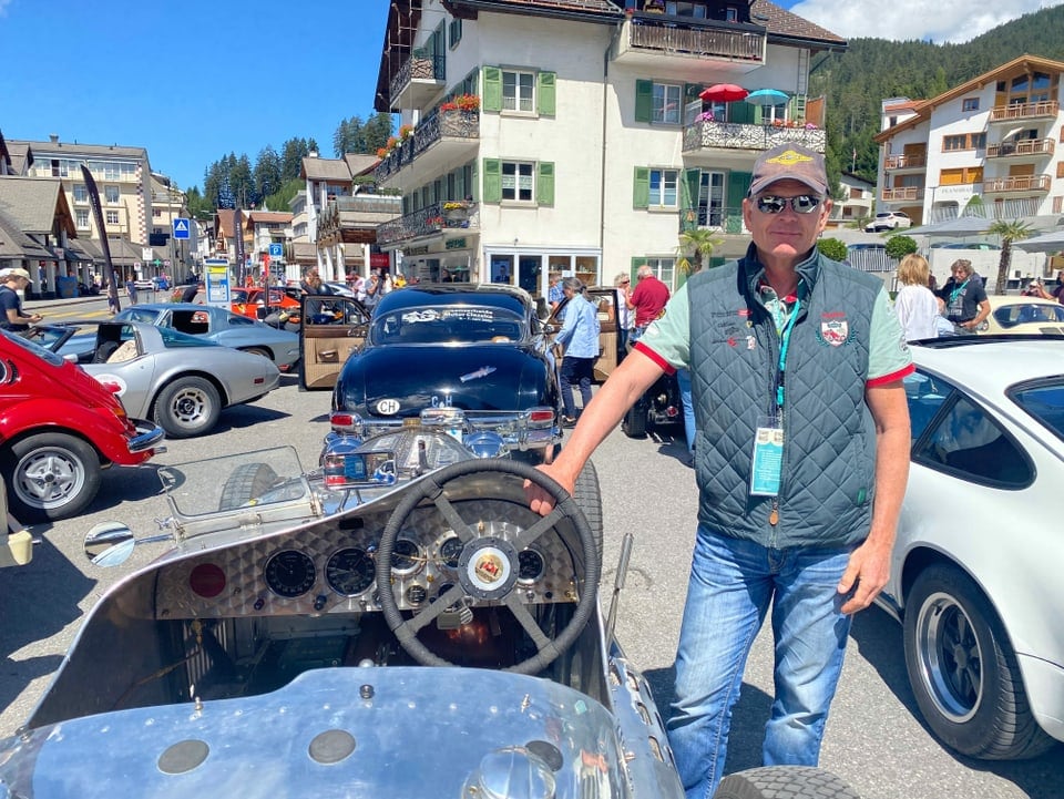 Holger Lange aus Winterthur steht vor seinem Oldtimer.