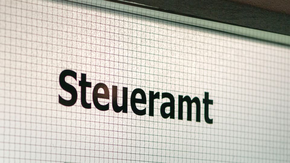 Purtret d'in esch cun scrit si Steueramt. 