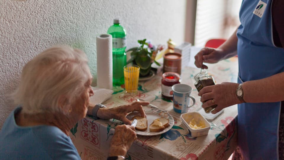 Passa la mesadad da las persunas sur 85 onns vivan anc a chasa.