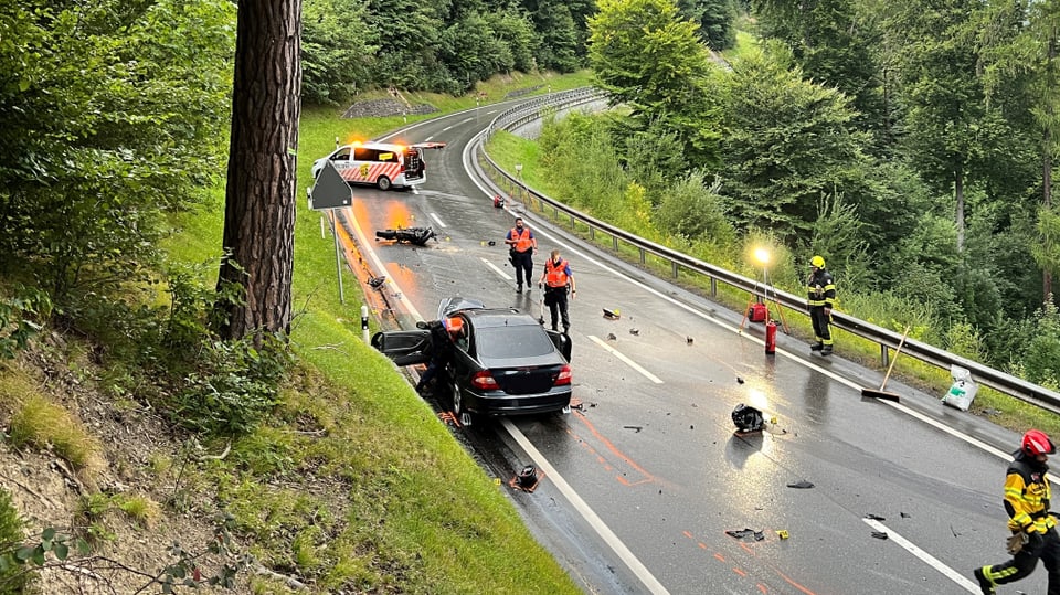 Motorradfahrer stirbt bei Frontalkollision auf Malixerstrasse.