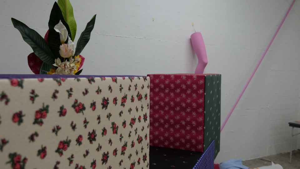 altar surtratg cun tailas da colur e plain musters fins