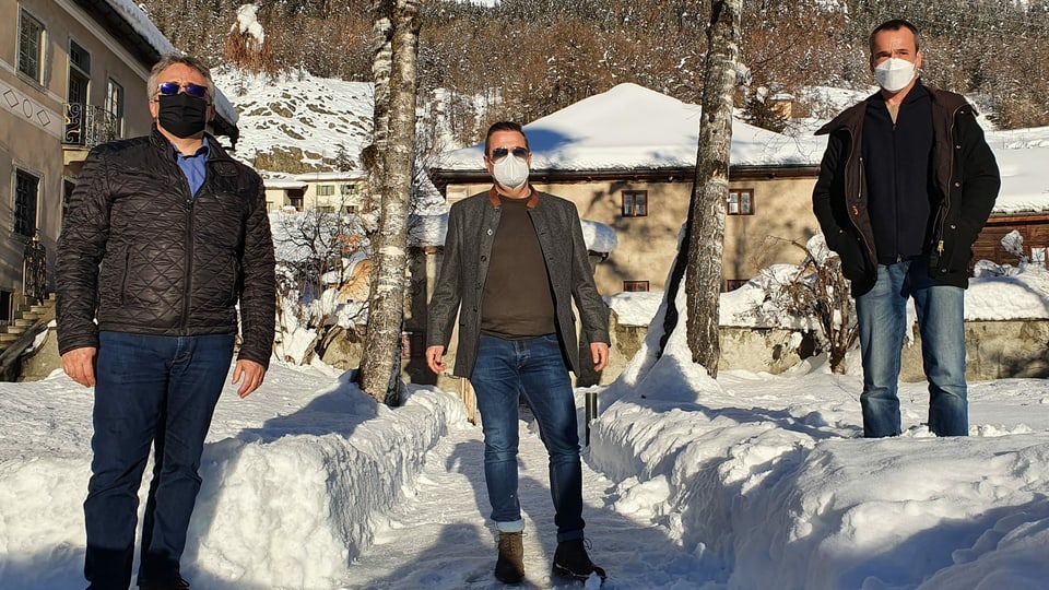 Da sanester: il chanzlist communal da Zernez Corsin Scandella, il manader dal Tirol dal Sid Patrick Fanzoni e Martin Bühler dal chantun Grischun.