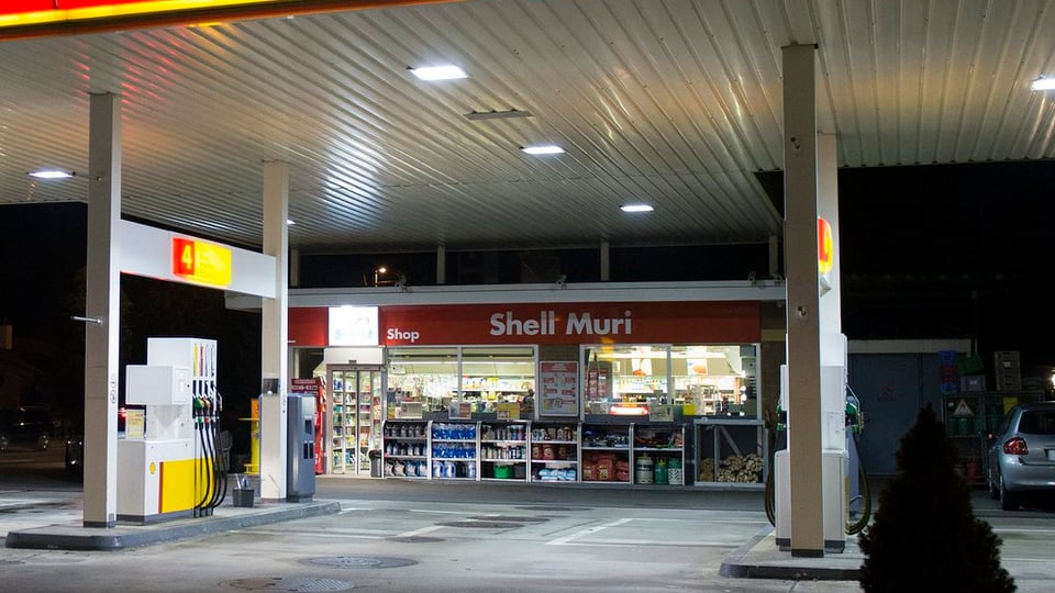 Il shop da tancadi da Shell a Muri.