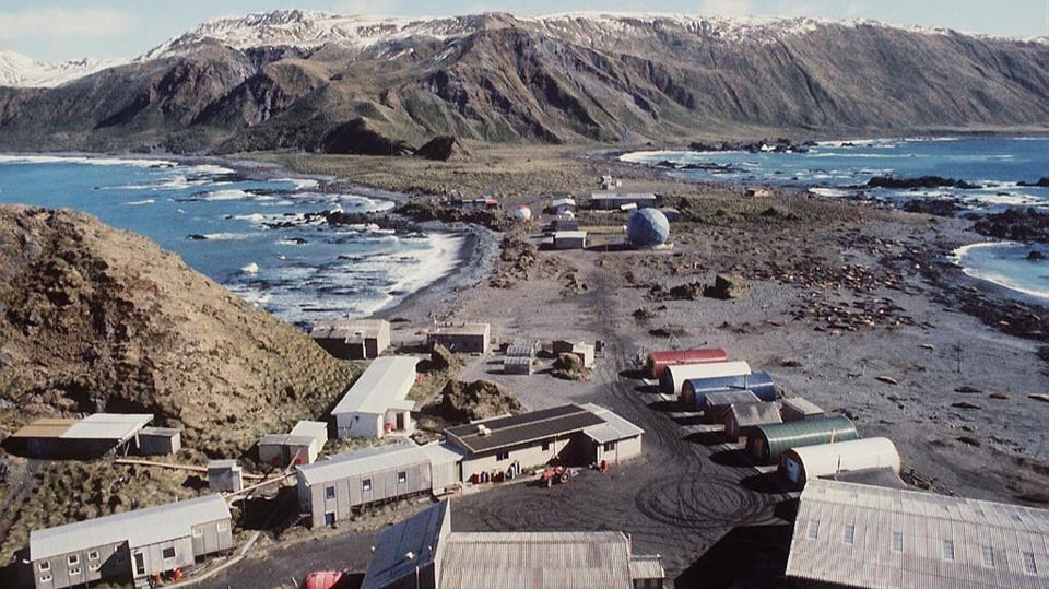 Macquarie Island südlich von Australien mit Forschungsstation