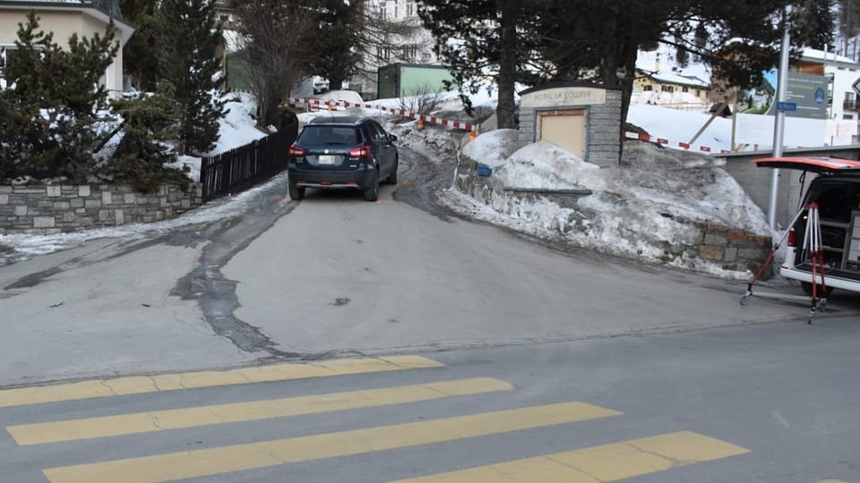 In auto sin ina via laterala. Dretg in auto da polizia.