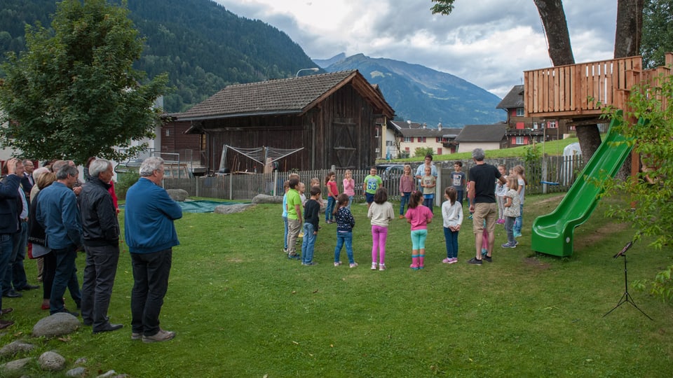 Ils scolars da la scolina Trun han preschentà intgins versets e chanzuns. 