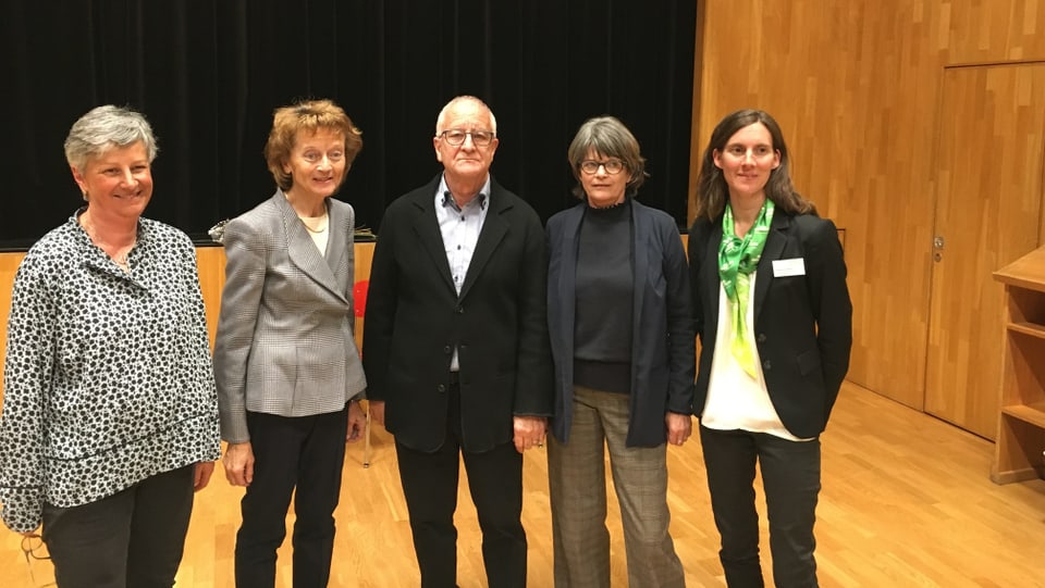 La president da la Pro Senectute Svizra cun ils organisaturs da l'emprim cumin