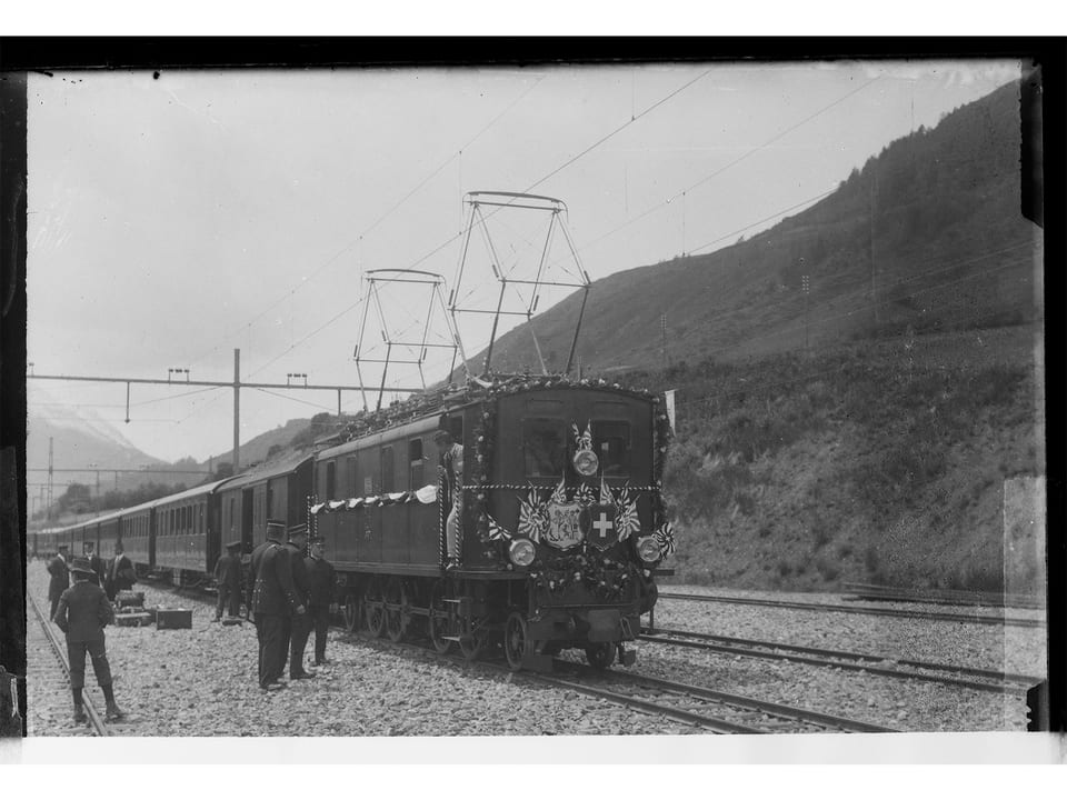 Fotografia en alv e nair da l'emprim tren che arriva a Scuol il zercladur 1913