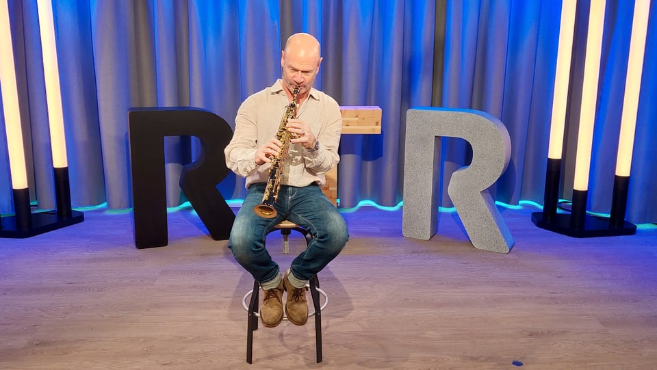 um suna saxofon en il studio da RTR