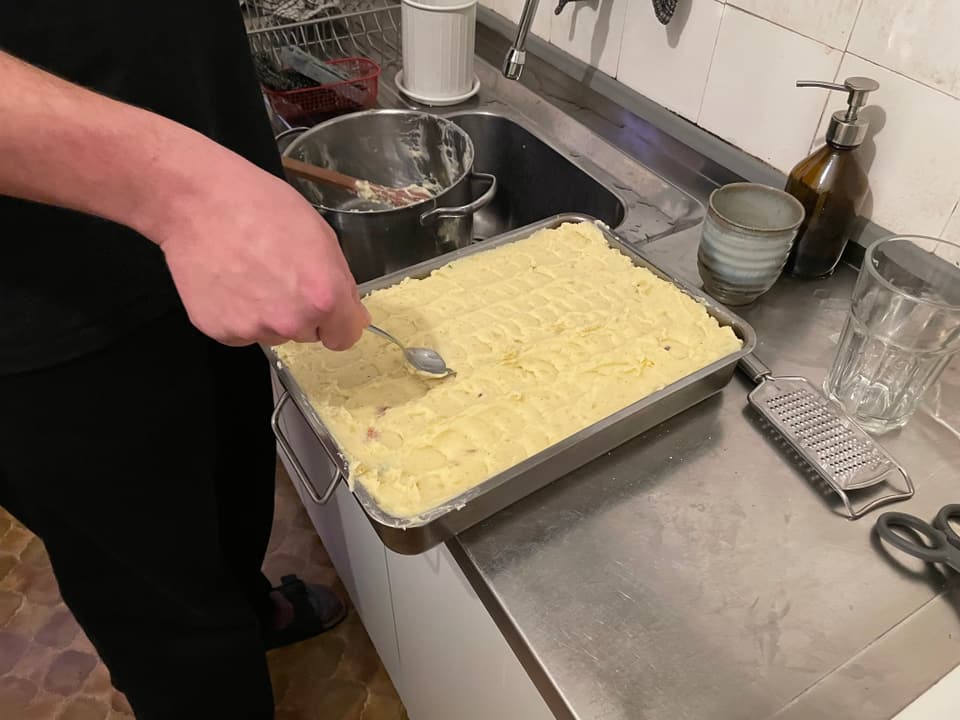 Mit einem Löffel formt Valentin Bezzola «Hörner»