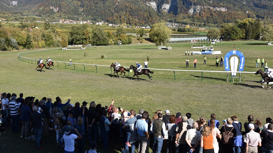 Aspectaturs a las cursas da chavals a Maiavilla che guardan ina cursa.
