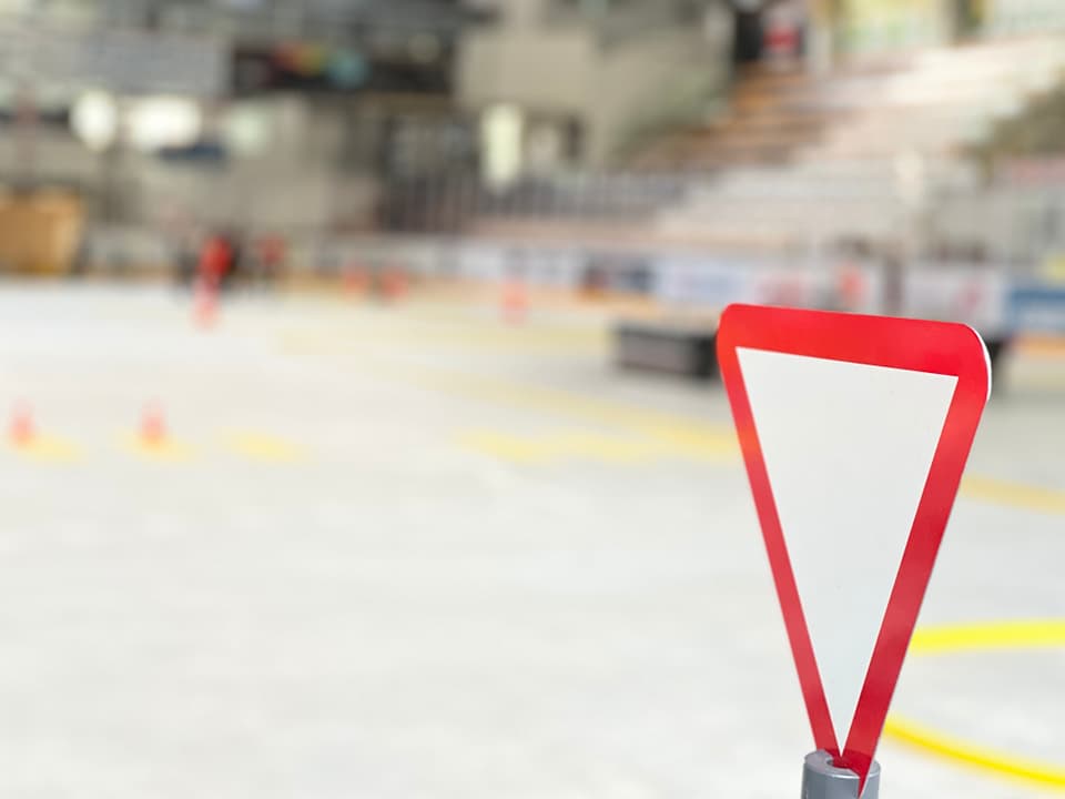 Dreieck in Weiss (Verkehrsschild) und die Umrandung in rot