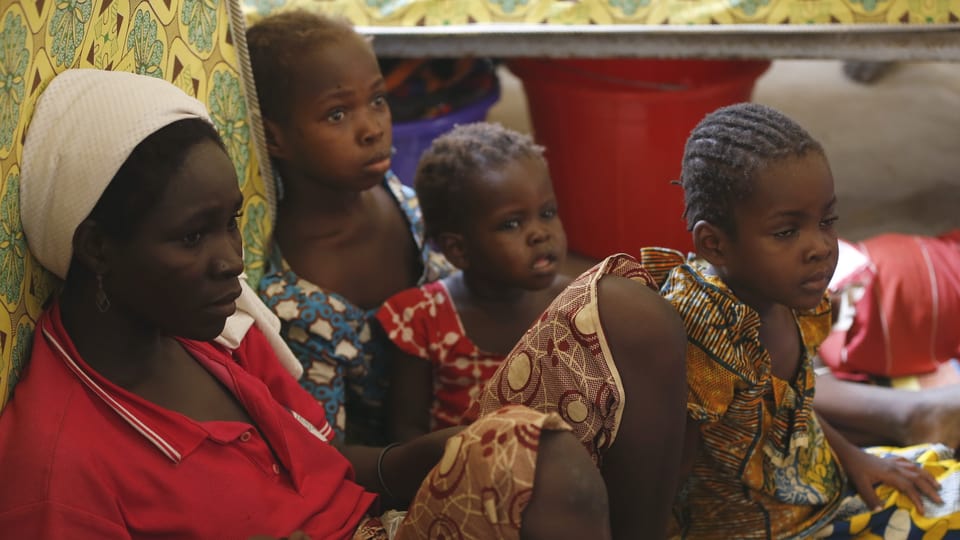 Ina mumma cun ses uffants ch'era vegnida liberada da la Boko Haram il matg 2015.