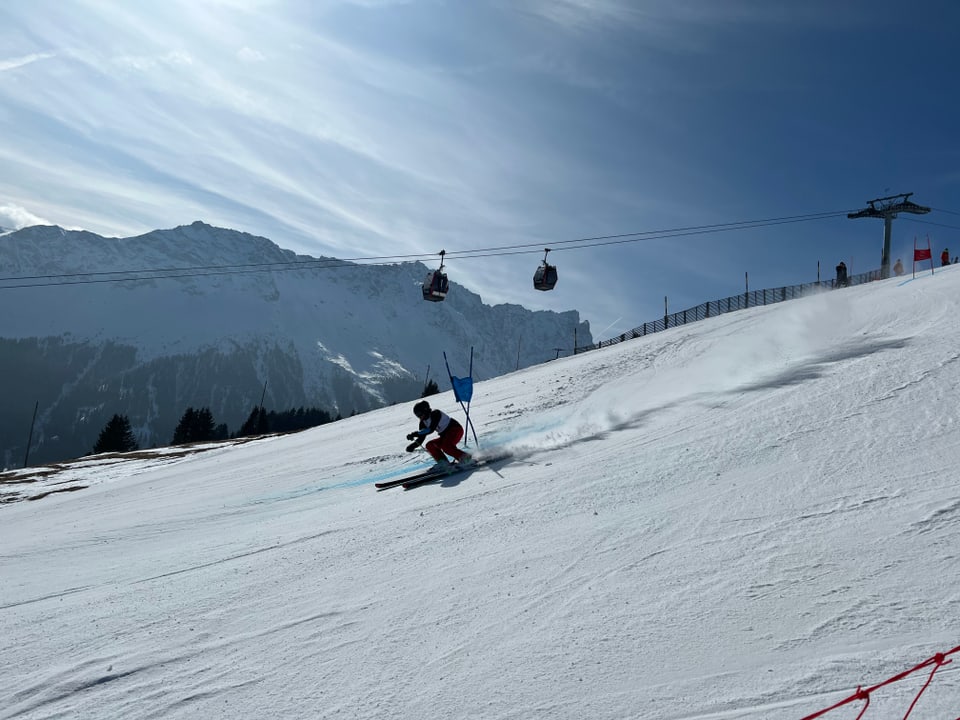 Ein Skifahrer während des Rennens.