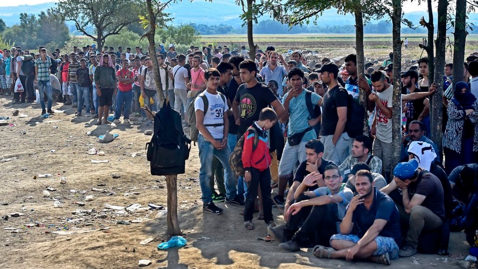 Tschients da fugitivs spetgan da pudair entrar en la Macedonia. 