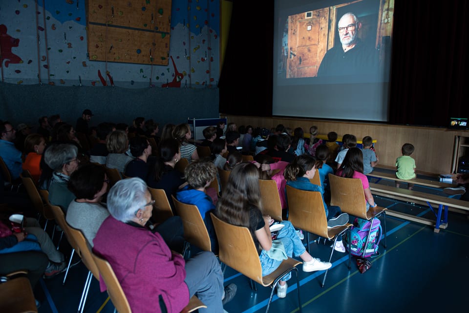 Personen schauen auf Leinwand