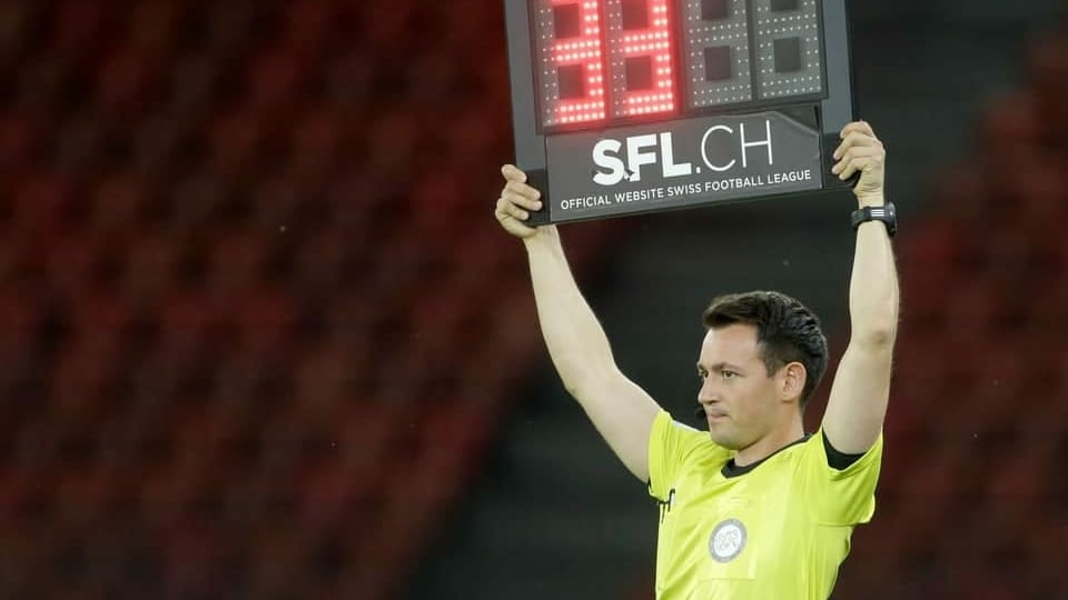 Arbiter che tegn ad aut tabla da barat.