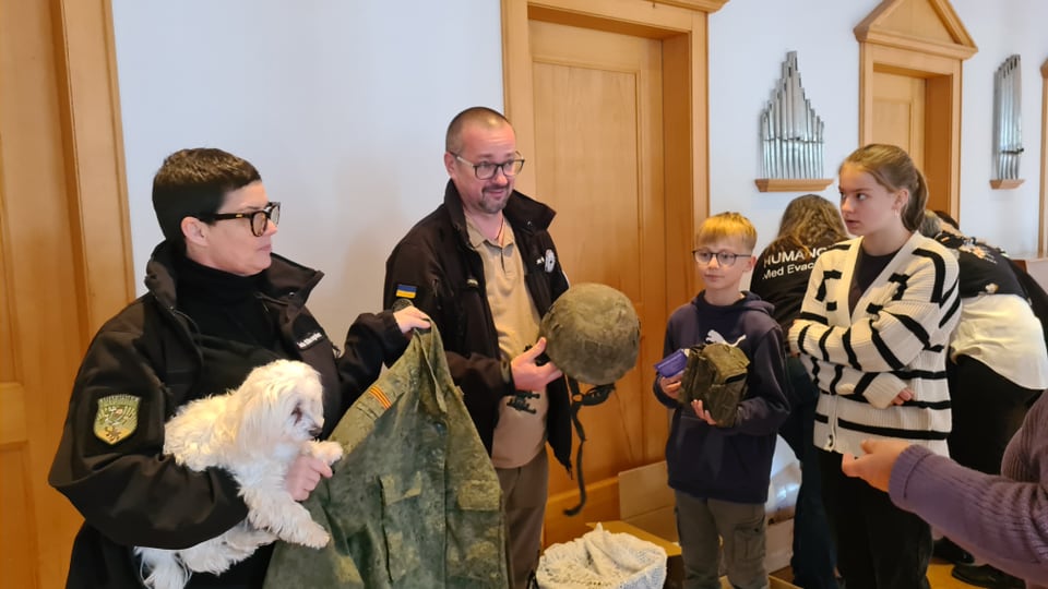 Kriegsmaterial aus der Ukraine, um die Realität zu zeigen, dass die Hilfe für ein Kriegsgebiet ist. 