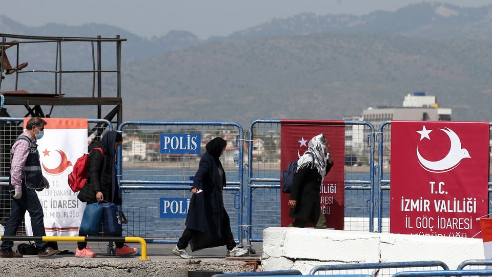 in policist accumpogna fugitivs en la Tirchia