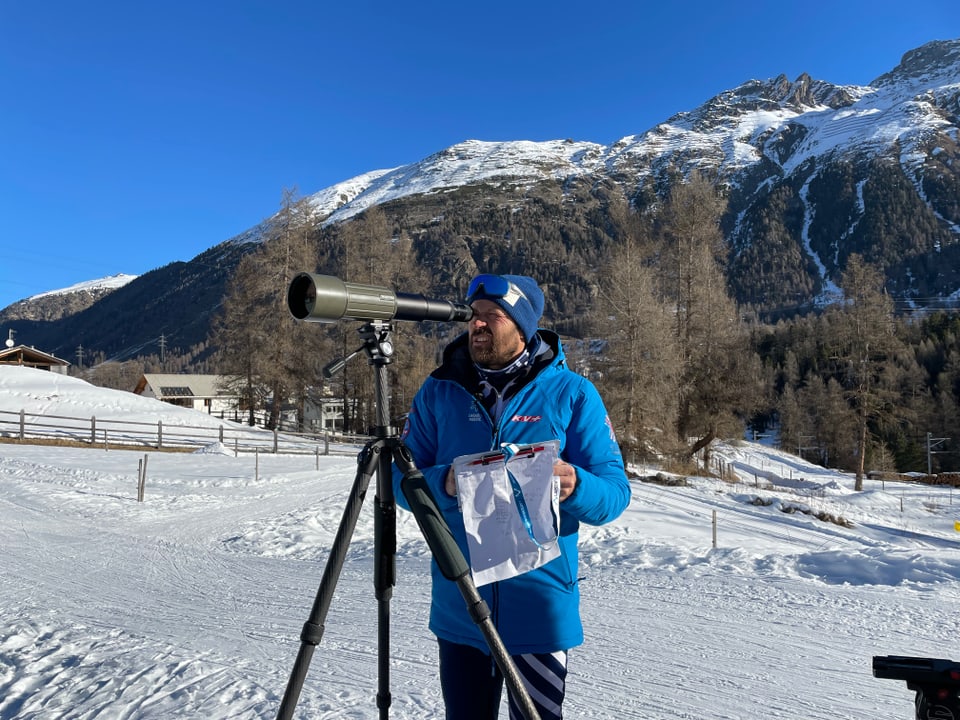 Il trenader da biatlon Christoph Schäfli vi dal telescop